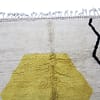 moroccan-abstract-berber-rug-cream-yellow Edge detail of artisan Berber rug showing fringe and woven finish.