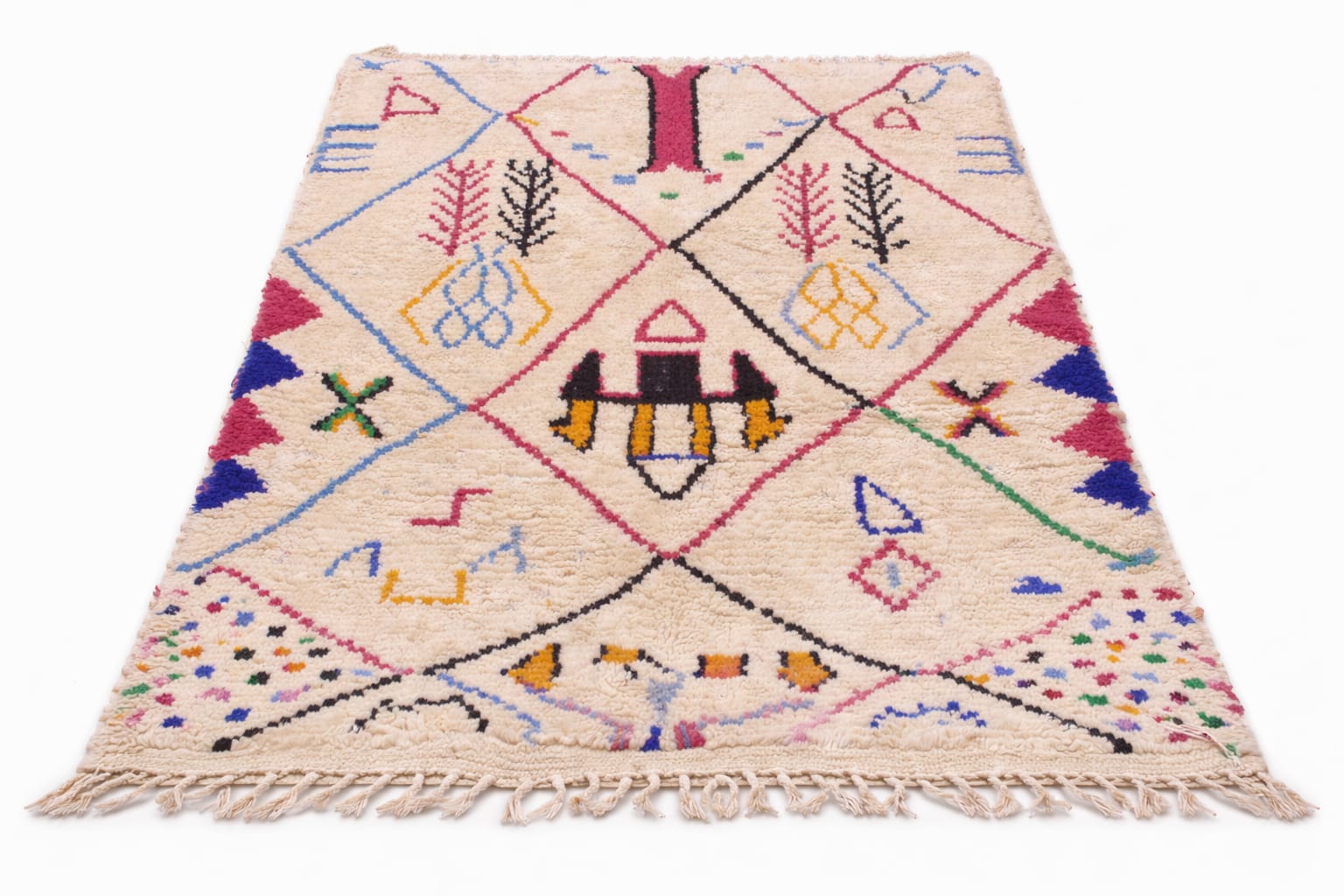 big-neutral-moroccan-carpet Big neutral Moroccan rug perfect for minimalist home decor.