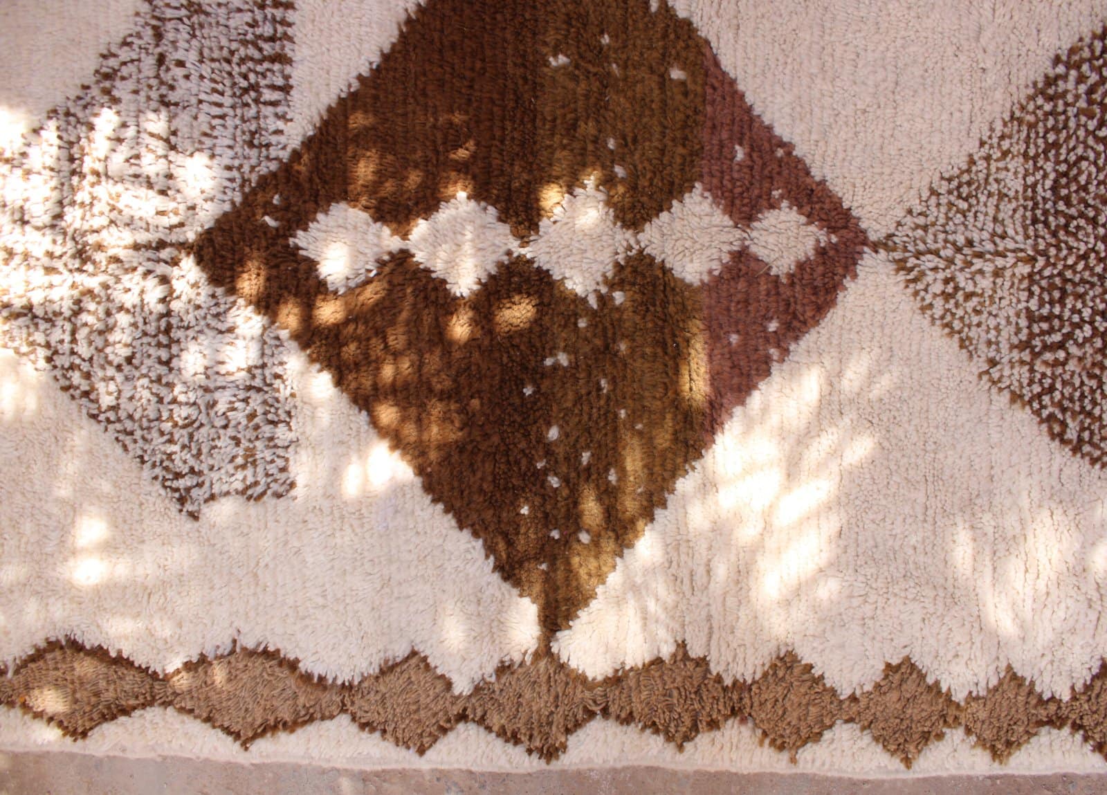 artisan-handwoven-moroccan-tribal-rug Close-up of triangular tribal symbols at the top and bottom sections.