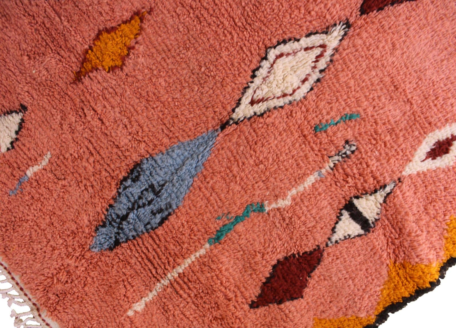 artisan-made-pink-berber-rug Detailed close-up of central diamond motif on a handcrafted Moroccan wool rug.