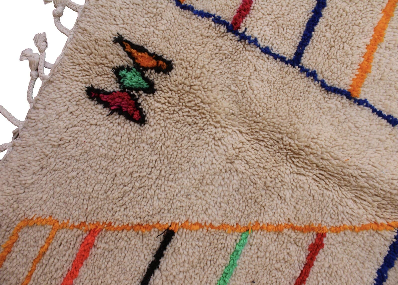 atlas-berber-handwoven-wool-carpet Ivory Moroccan carpet with linear geometric motifs.