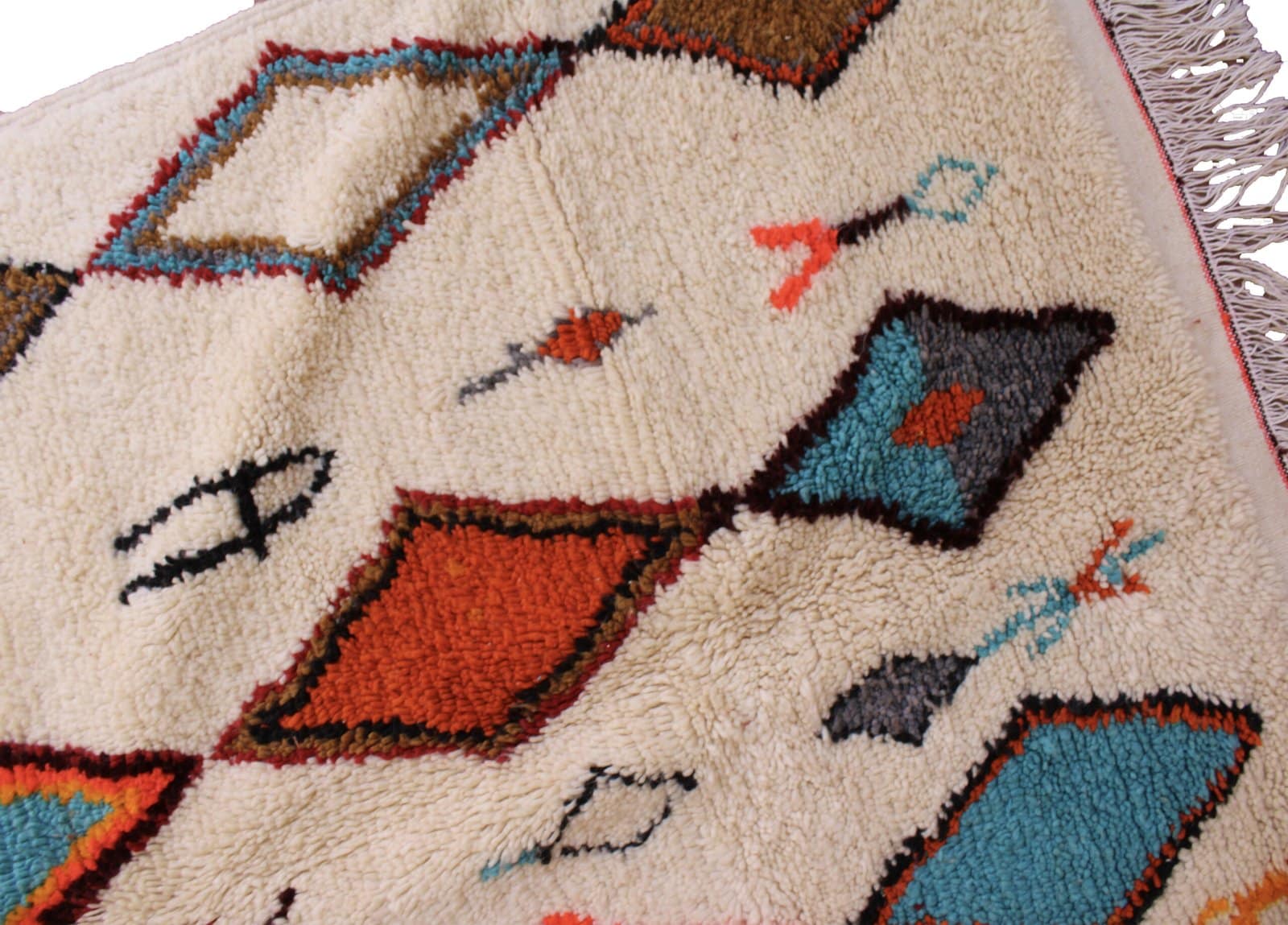 authentic-berber-tribal-rug-morocco Modern boho Moroccan Berber rug with geometric motifs.