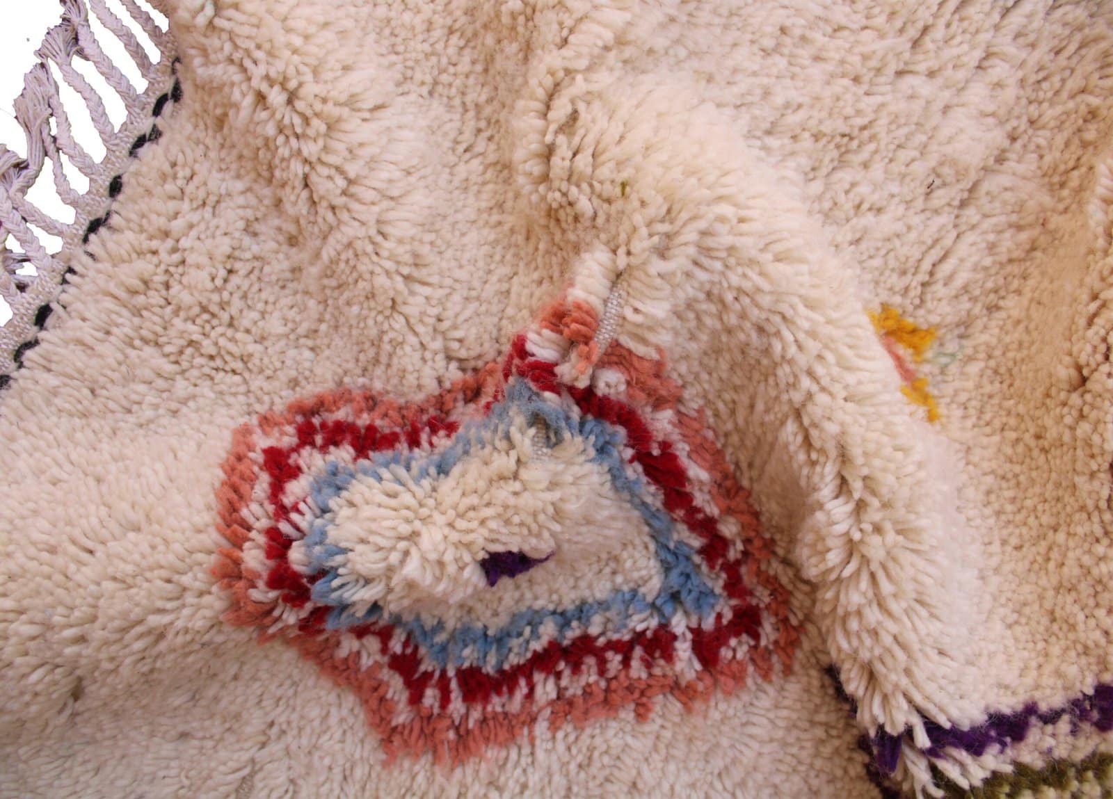 authentic-berber-tribal-rug-with-geometric-pattern Top section close-up showing the upper diamond motif and small floral accents.