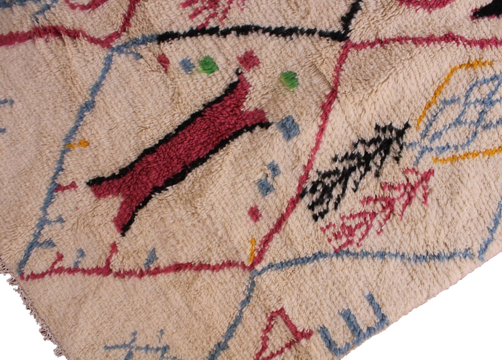 big-traditional-moroccan-rug Large handmade Moroccan wool rug styled in a modern living room.