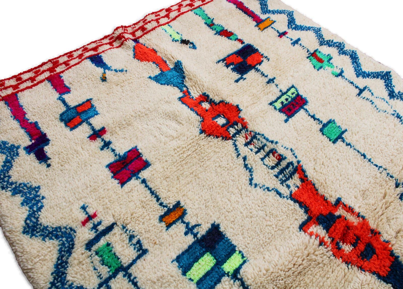 cream-blue-berber-geometric-rug Cream wool rug with blue zigzag borders close up
