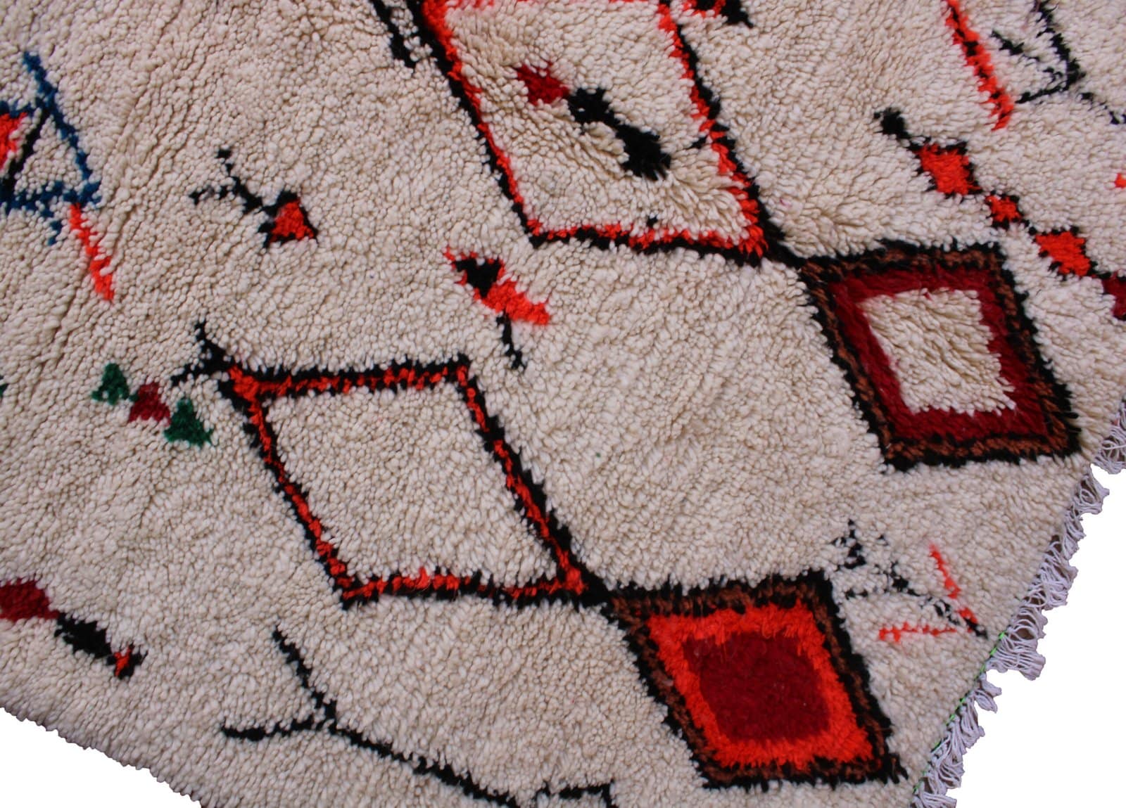 cream-moroccan-diamond-pattern-rug Detail of red diamond pattern on Moroccan Berber rug