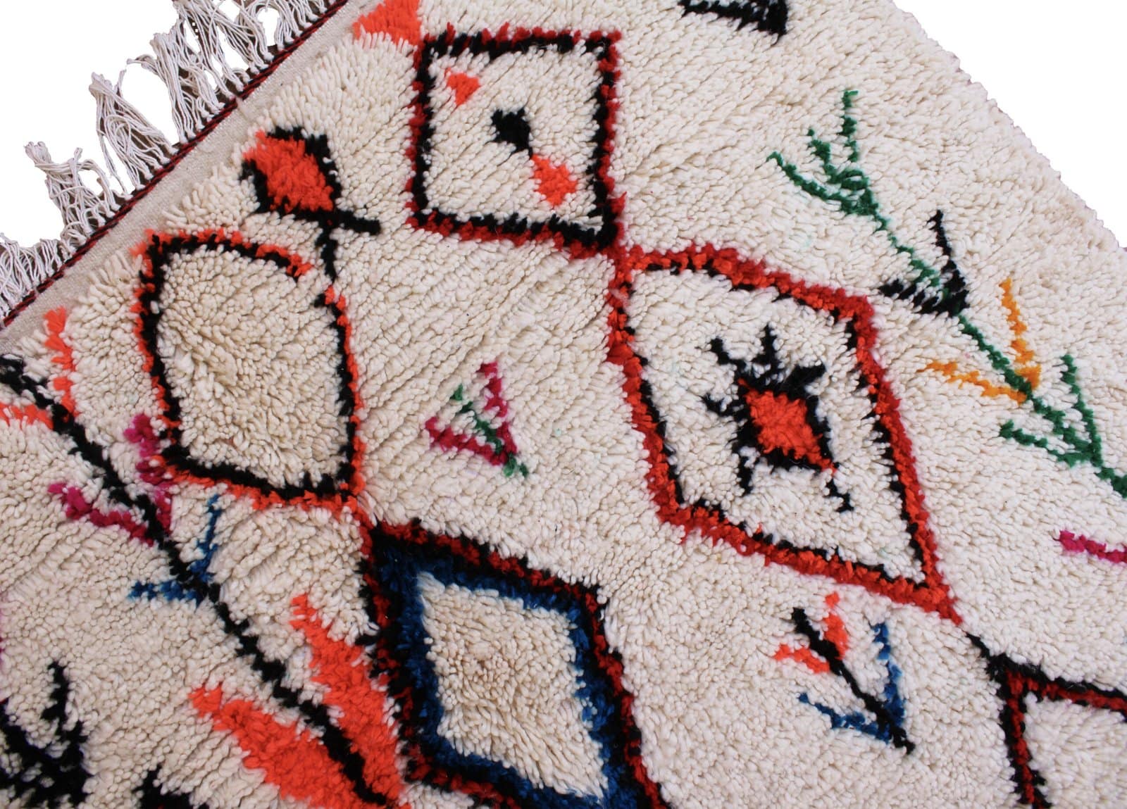 cream-tribal-moroccan-wool-rug Bottom fringe detail of handmade Moroccan area rug