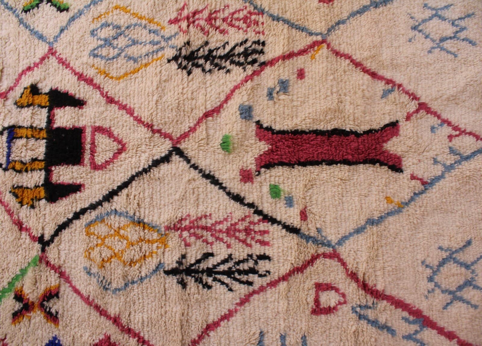 extra-large-bohemian-moroccan-rug Large Atlas Mountains Berber rug with authentic tribal patterns.