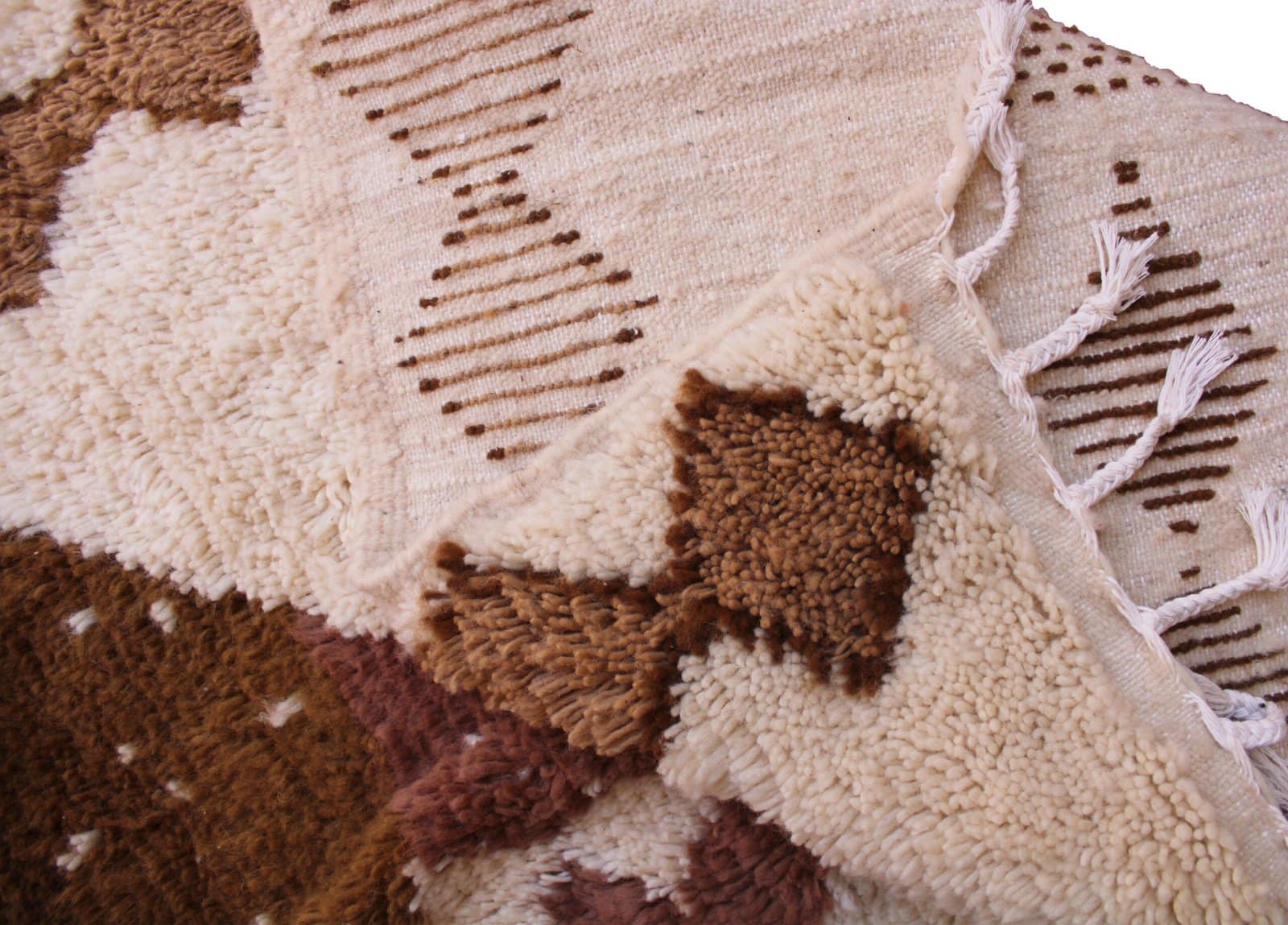 handmade-moroccan-beni-ourain-style-rug Vertical view of zigzag brown borders running along both edges of the rug.