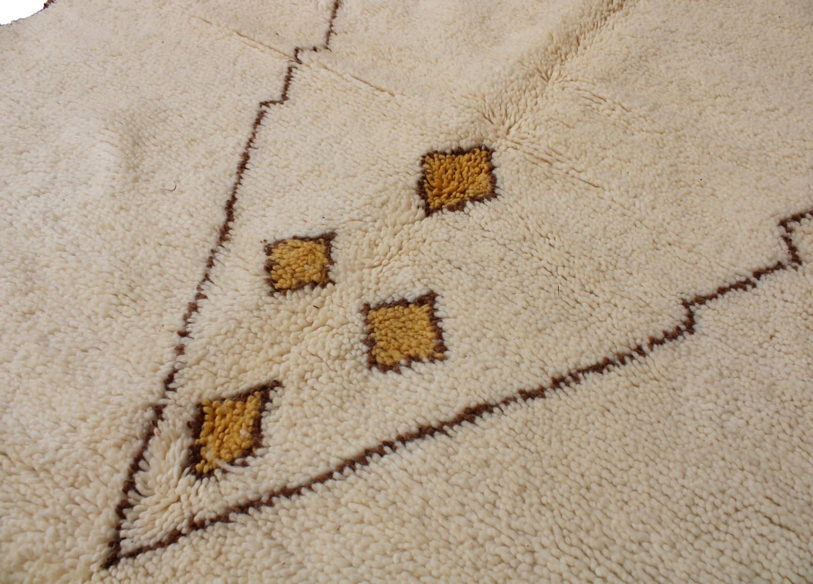 ivory-moroccan-berber-diamond-carpet Overhead view focusing on the central diamond and triangular pattern layout.
