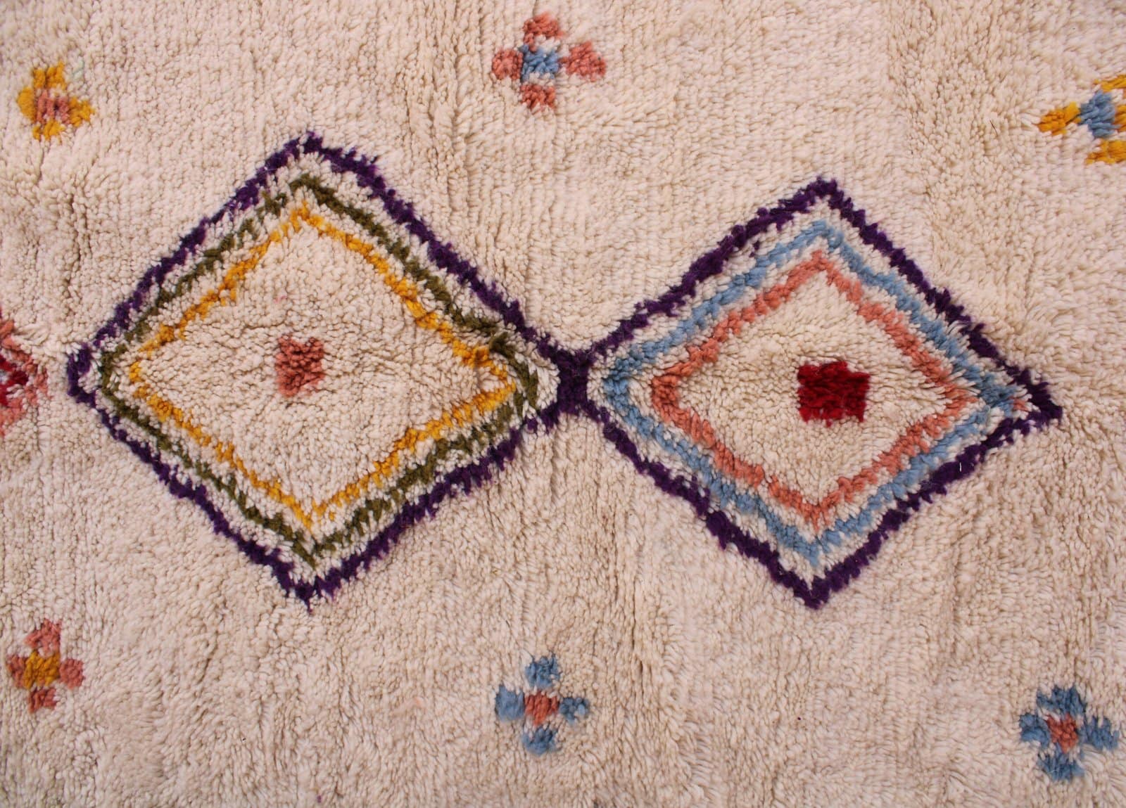 ivory-tribal-moroccan-rug-cream-diamond-motifs Oblique side perspective highlighting rug thickness and depth of the woven patterns.