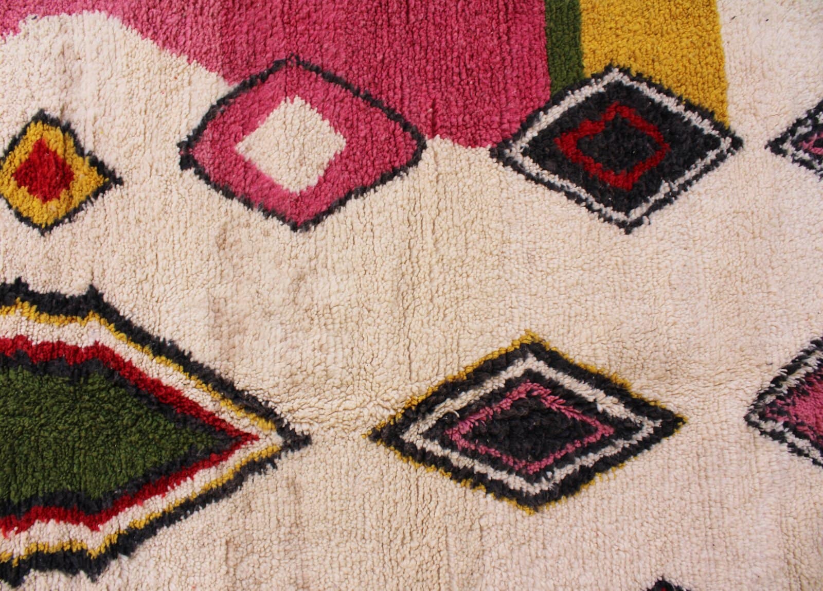 luxury-handmade-moroccan-bohemian-rug Center close-up of elongated green central motif with black and red outlines.