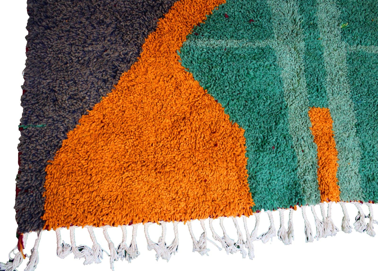 luxury-moroccan-wool-area-rug Side border close-up featuring zigzag tribal line pattern.