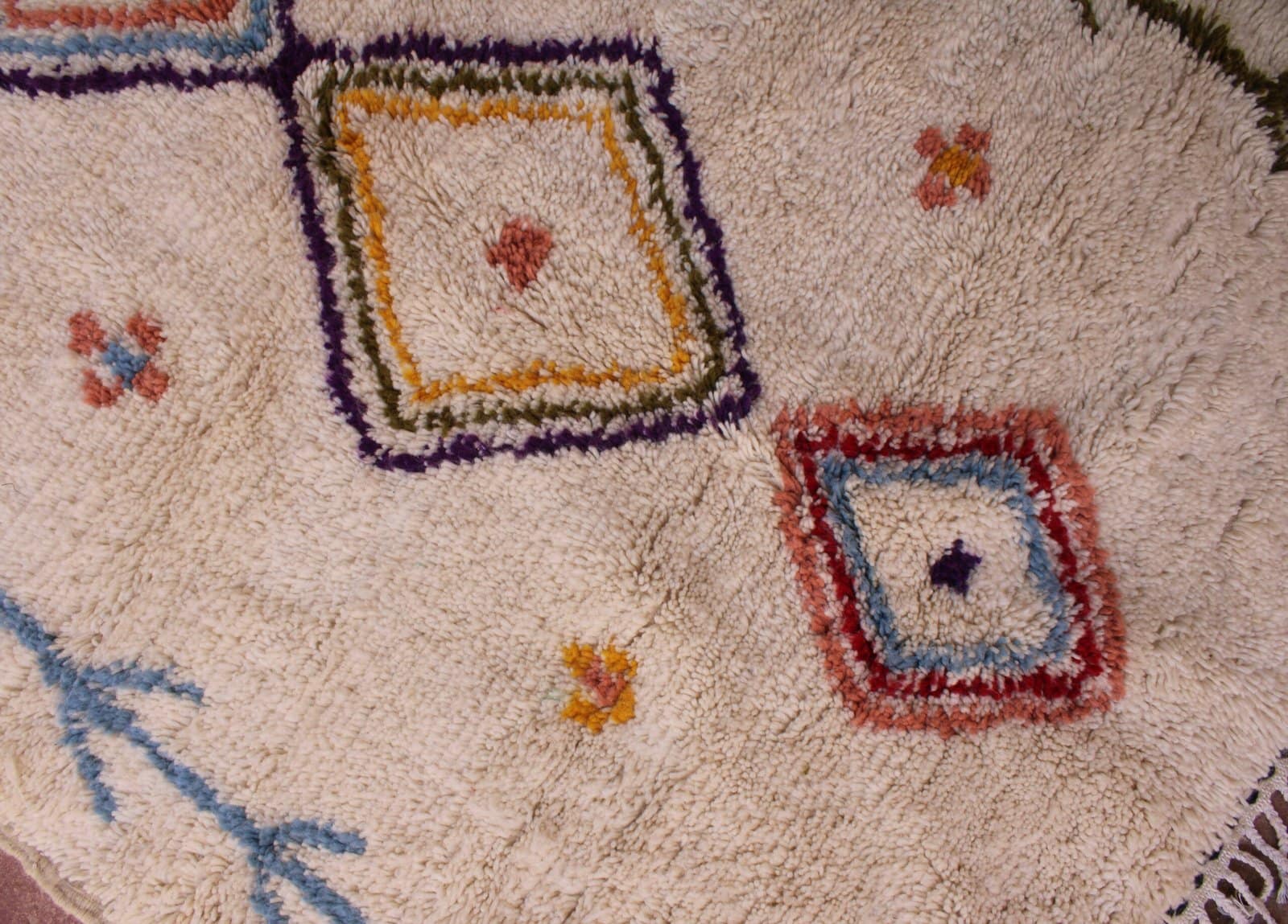moroccan-geometric-wool-rug-multicolor-pattern Bottom edge view displaying hand-knotted fringes and clean finishing.