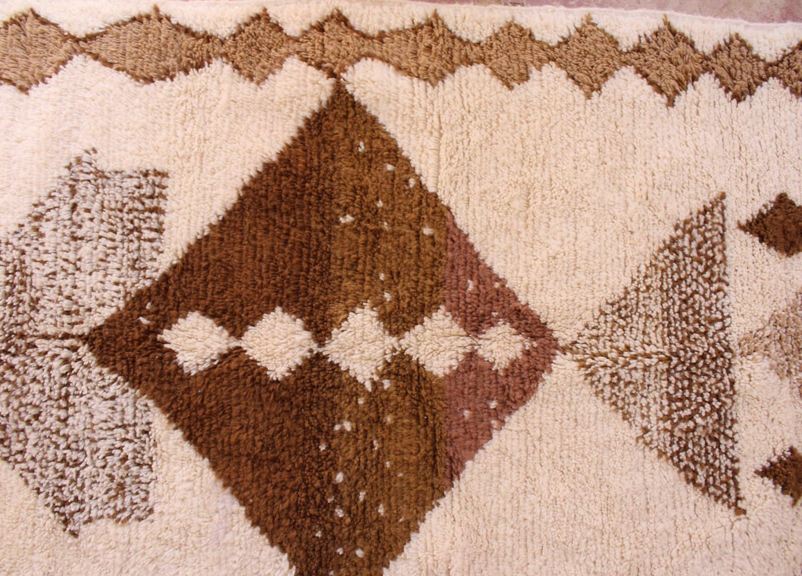 neutral-tone-moroccan-geometric-rug Close-up of large central brown diamond woven into soft ivory wool.