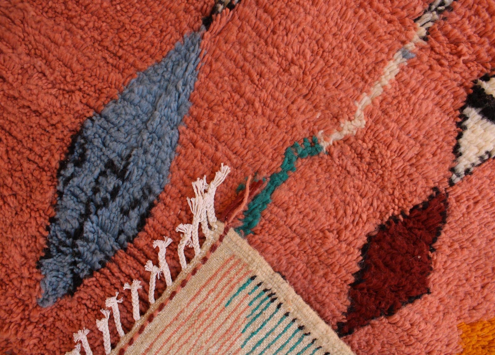 pink-beni-ourain-style-wool-rug Side angle view highlighting the thickness and soft pile of the pink Moroccan carpet.