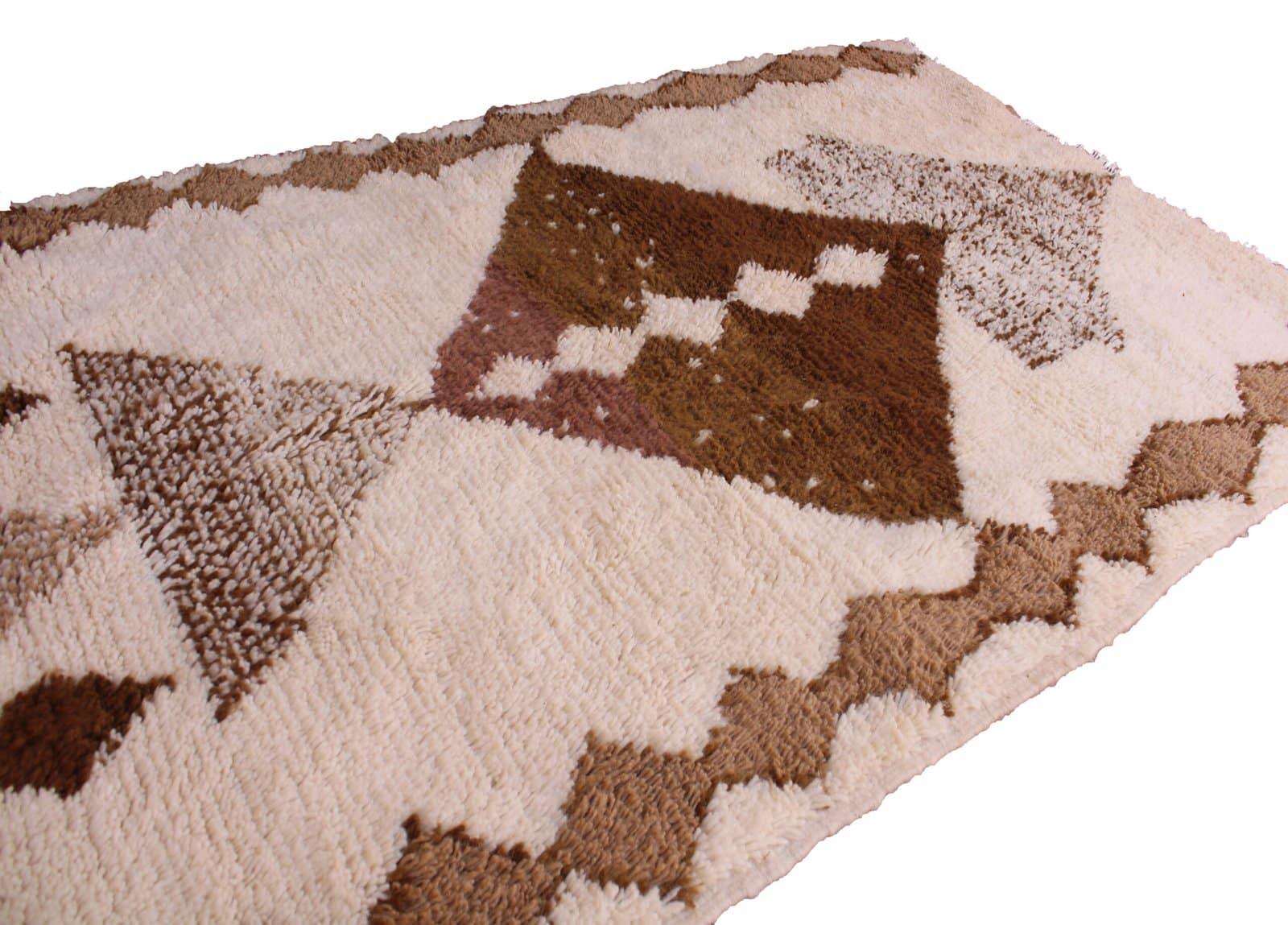 tribal-berber-area-rug-ivory-and-brown.ipg Texture detail of plush high-pile Moroccan Berber wool.