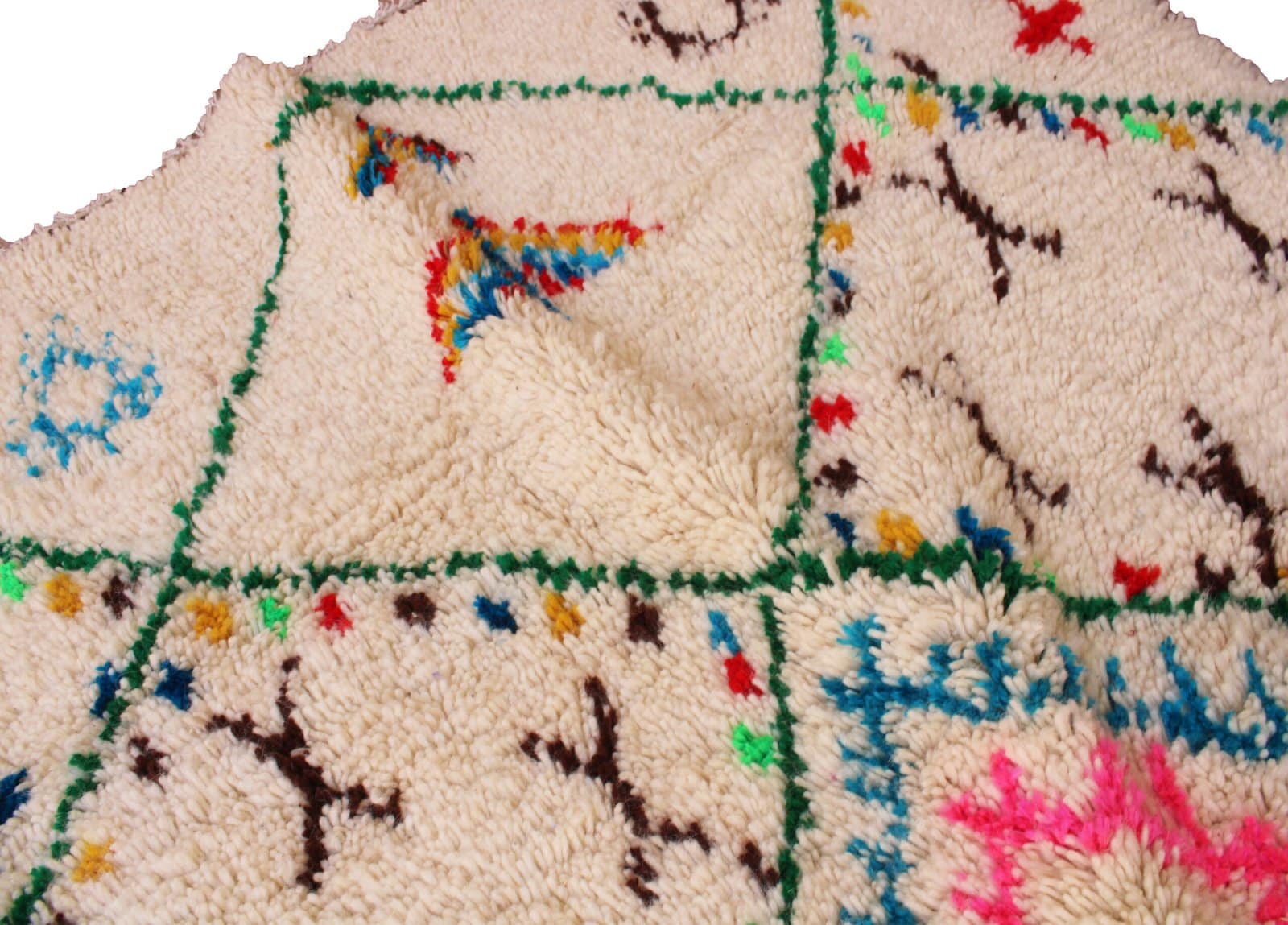 vibrant-berber-tribal-moroccan-carpet Overhead image focusing on diamond design and surrounding tribal symbols.
