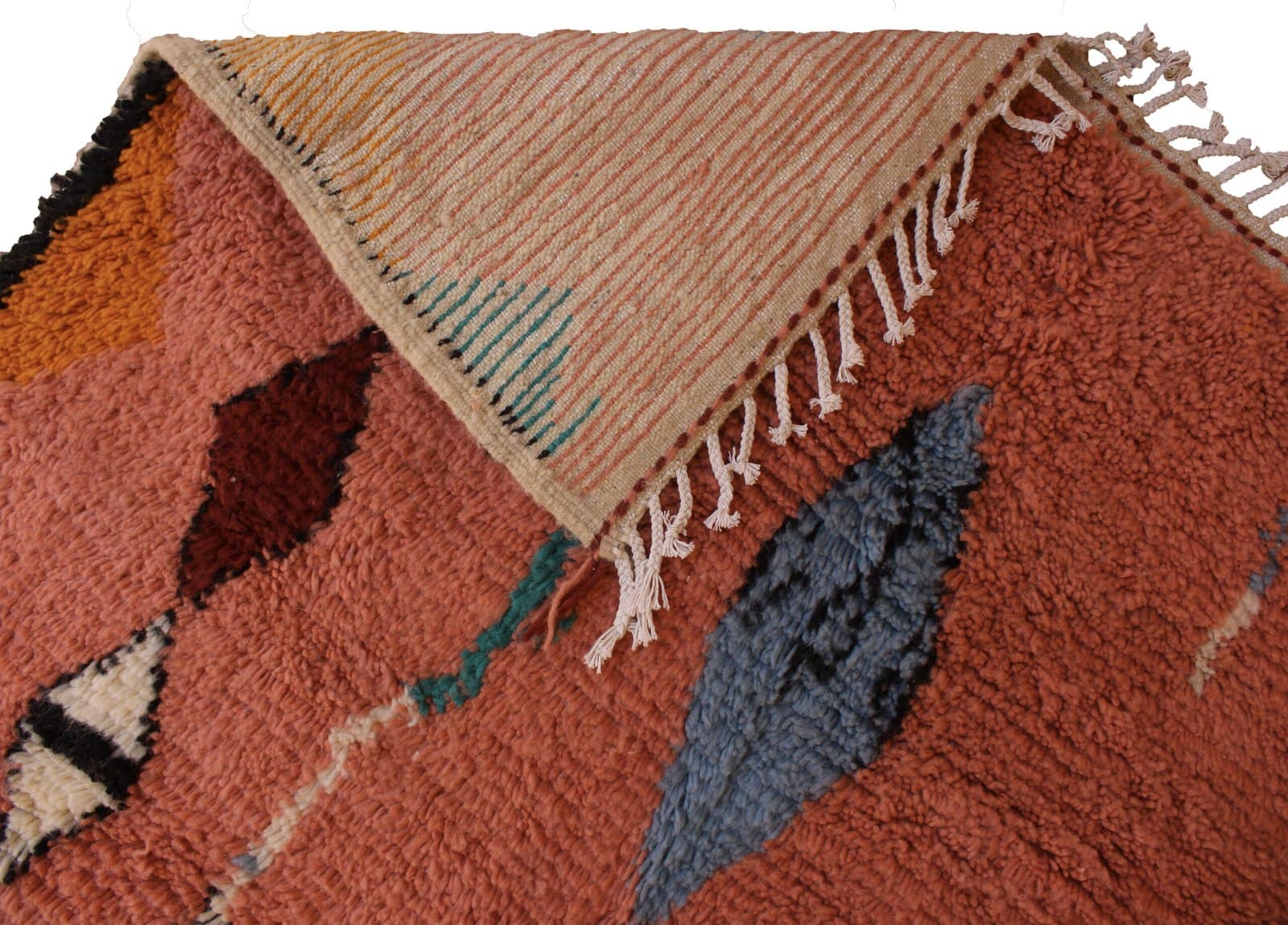 vibrant-berber-tribal-pink-carpet Close-up of fringed edge and handwoven details of a Moroccan boho carpet.