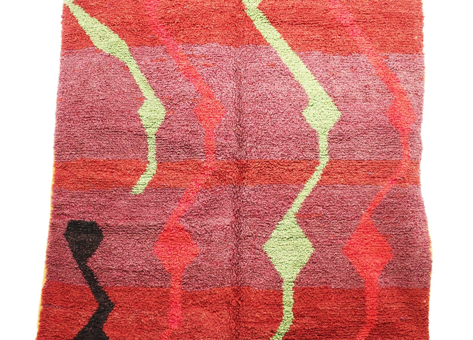 bohemian-moroccan-area-rug-red-olive Center-focused view of the rug emphasizing the vertical zigzag tribal motifs in red and green tones.