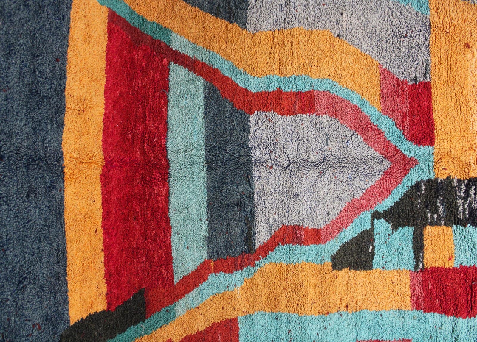 bold-geometric-moroccan-wool-rug Straight vertical product image showing entire Moroccan shag wool rug with central arch-shaped motif.