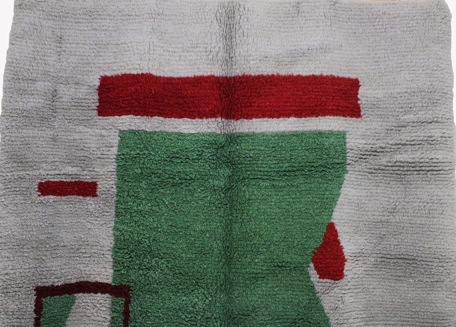 contemporary-boho-rug-green-abstract-pattern Front-facing centered position of the cream Berber rug with green central motif and red accents.