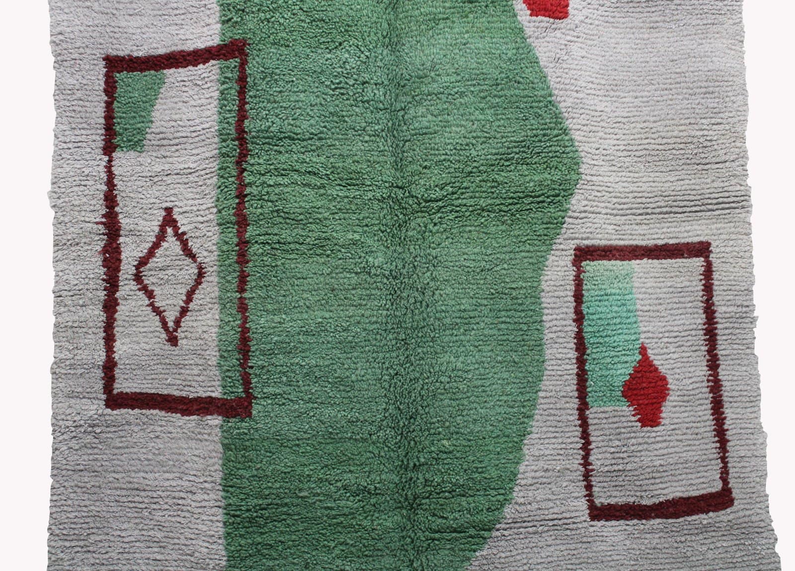 minimalist-moroccan-rug-red-diamond-details Wide shot of the rug from a distance, showing its full length and fringe details.