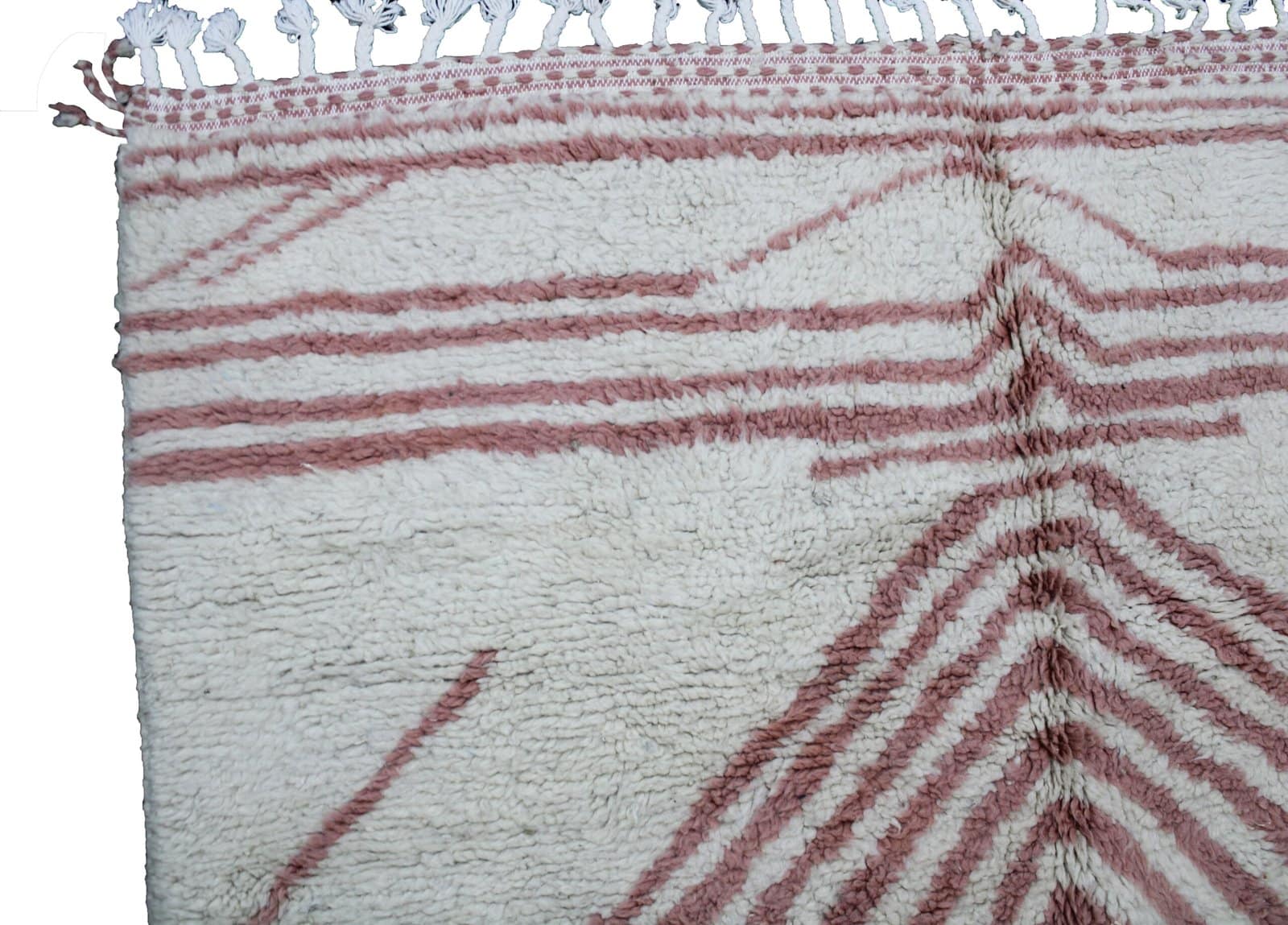 moroccan-beni-ourain-rug-white-pink A handwoven Berber wool rug showcasing the skill of traditional Moroccan artisans. Close-up.
