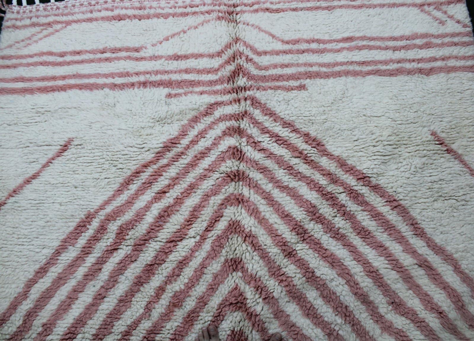 traditional-moroccan-handmade-rug Luxury handwoven Moroccan rug with V-shaped chevron patterns.