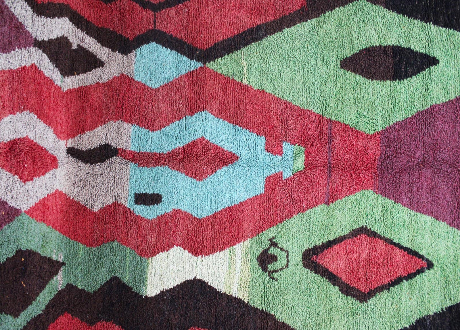 berber-azilal-rug-abstract-geometric-wool Top view of handmade rug showing complete geometric pattern layout