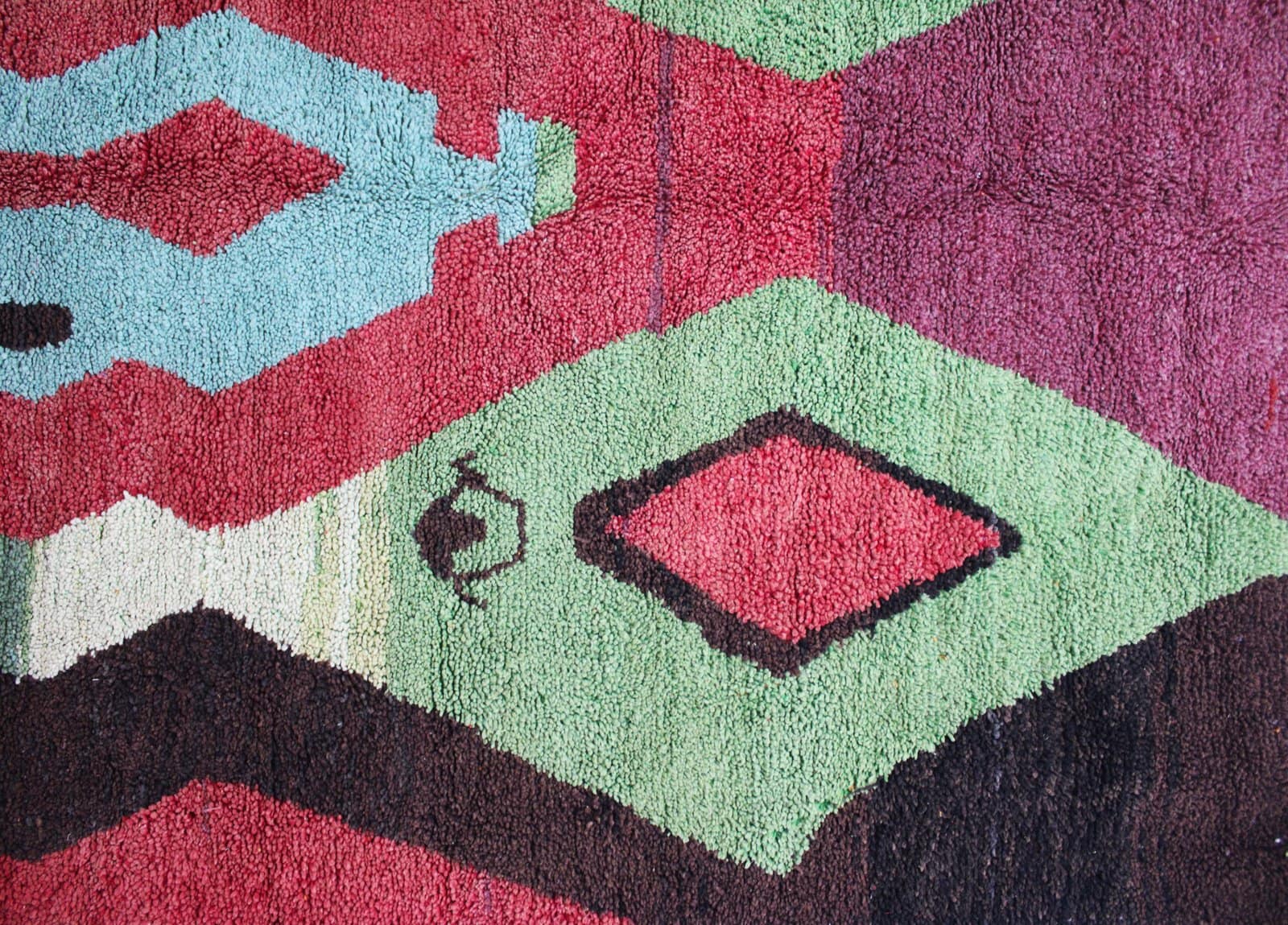 handmade-tribal-rug-moroccan-azilal-style Distant view of handmade Azilal rug placed in a living space
