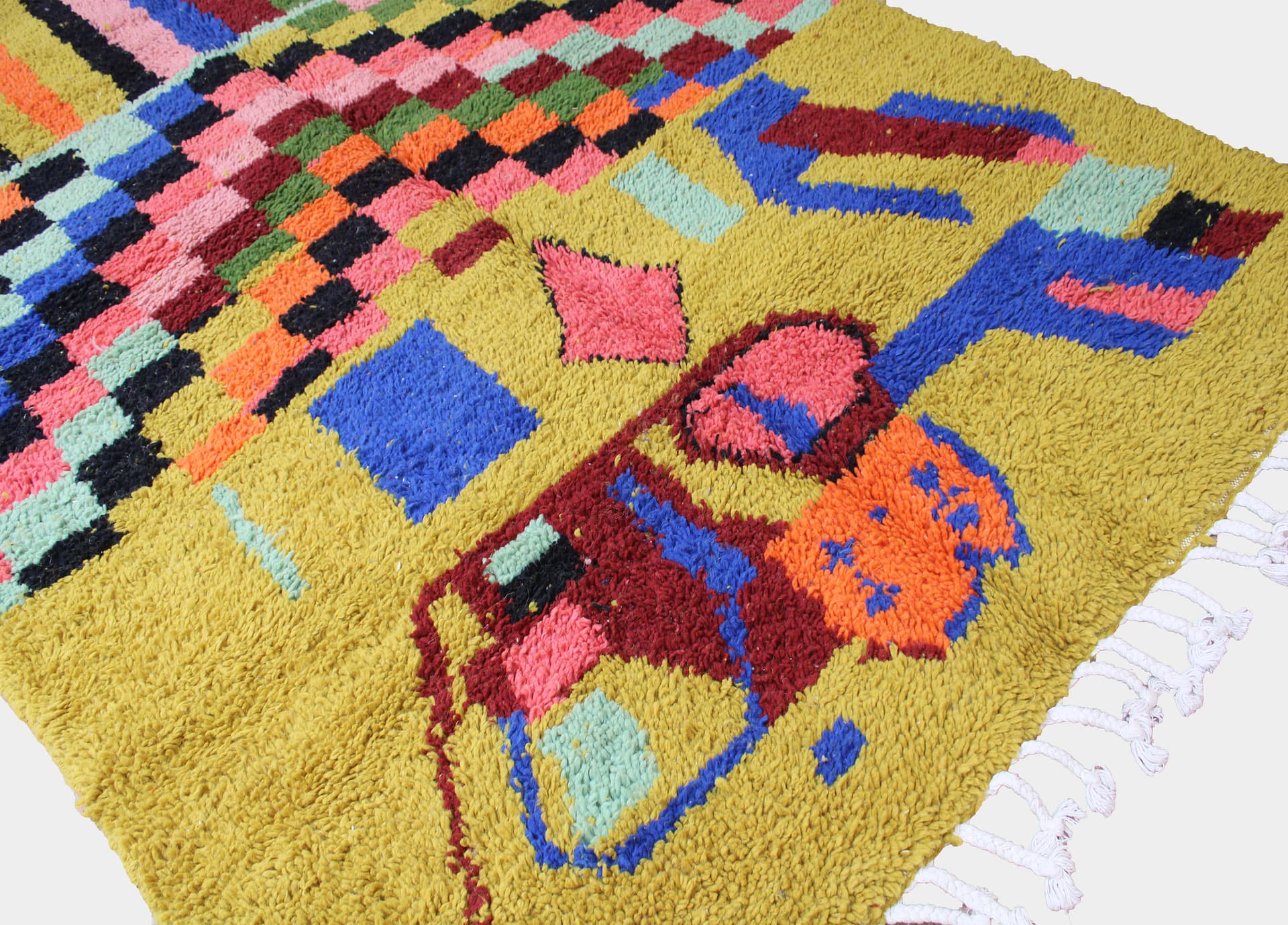 handmade-mustard-moroccan-rug Golden yellow Moroccan wool rug for home decor close view