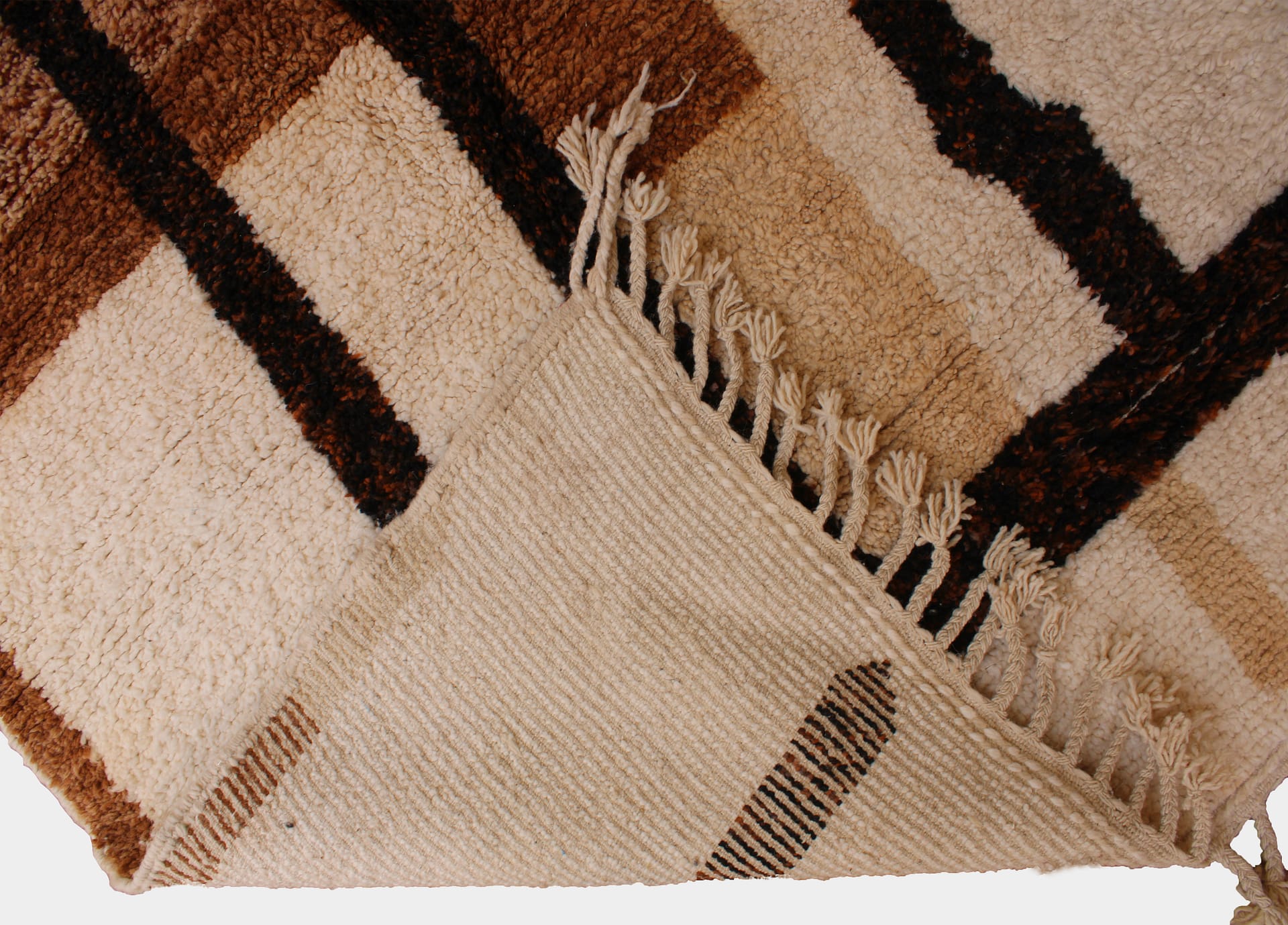earthy-brown-moroccan-wool-rug Soft brown Moroccan wool rug for living room decor texture detail