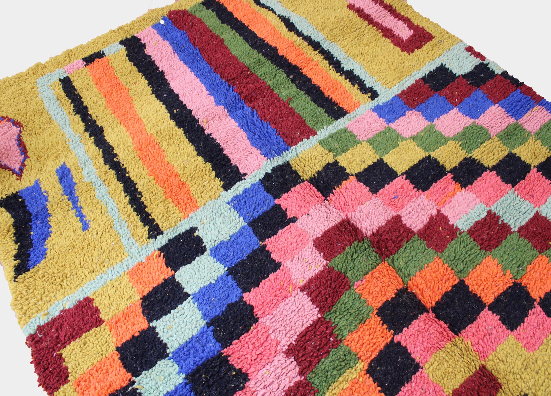 mustard-moroccan-beni-ourain-rug Yellow Moroccan wool rug close-up texture detail top view