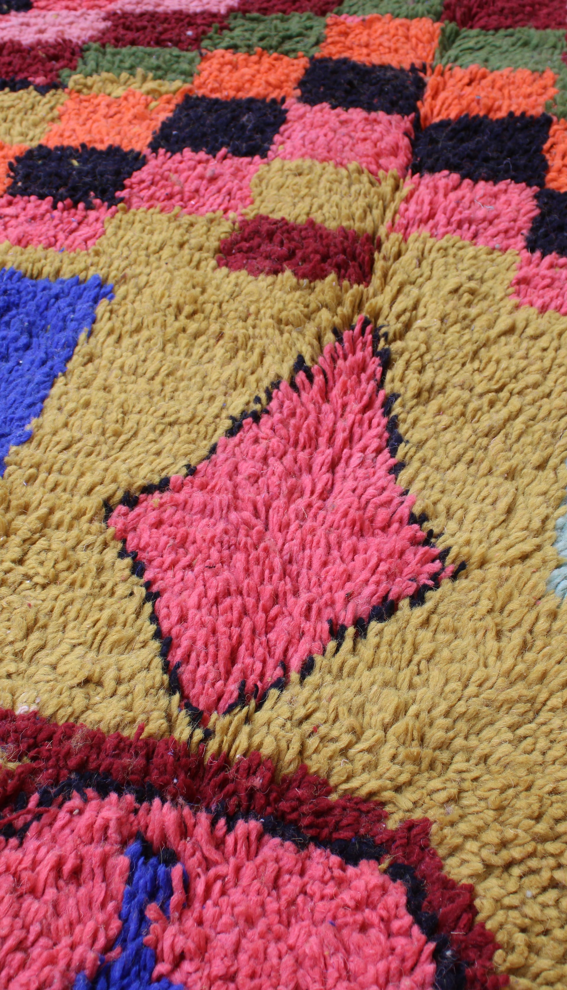 golden-yellow-moroccan-wool-rug beni ourain rug close up